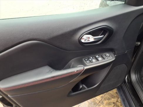 Used 2022 Jeep Cherokee Trailhawk image 10