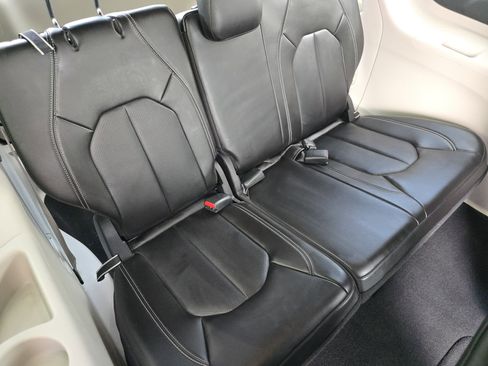 Used 2024 Chrysler Pacifica Touring-L FWD image 20
