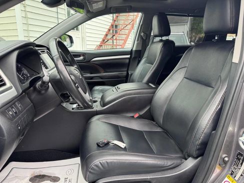 Used 2019 Toyota Highlander XLE image 18