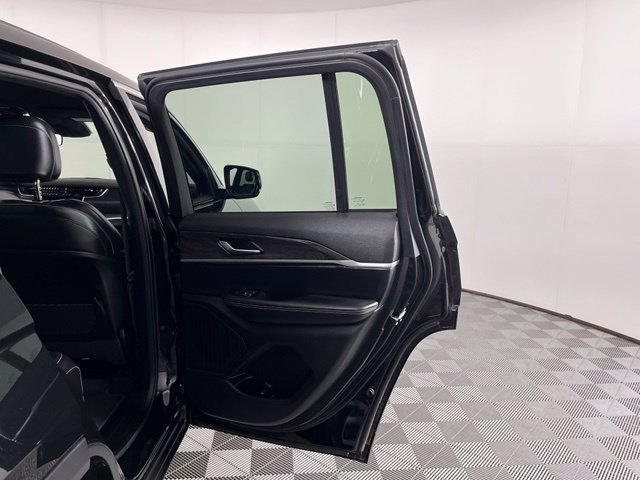 Used 2025 Jeep Grand Cherokee Limited AWD/4WD image 44