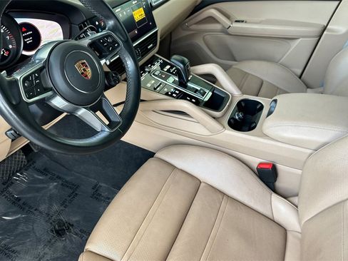 Used 2023 Porsche Cayenne Platinum Edition image 12