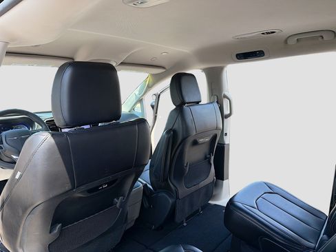 Used 2023 Chrysler Pacifica Touring-L FWD image 6