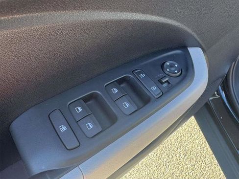 Used 2025 Hyundai Venue SEL image 12