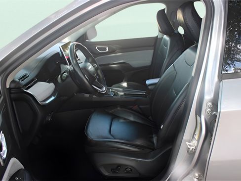 Used 2022 Jeep Compass Latitude image 13