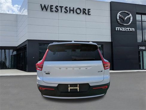 Used 2023 Volvo XC40 B5 Plus image 4