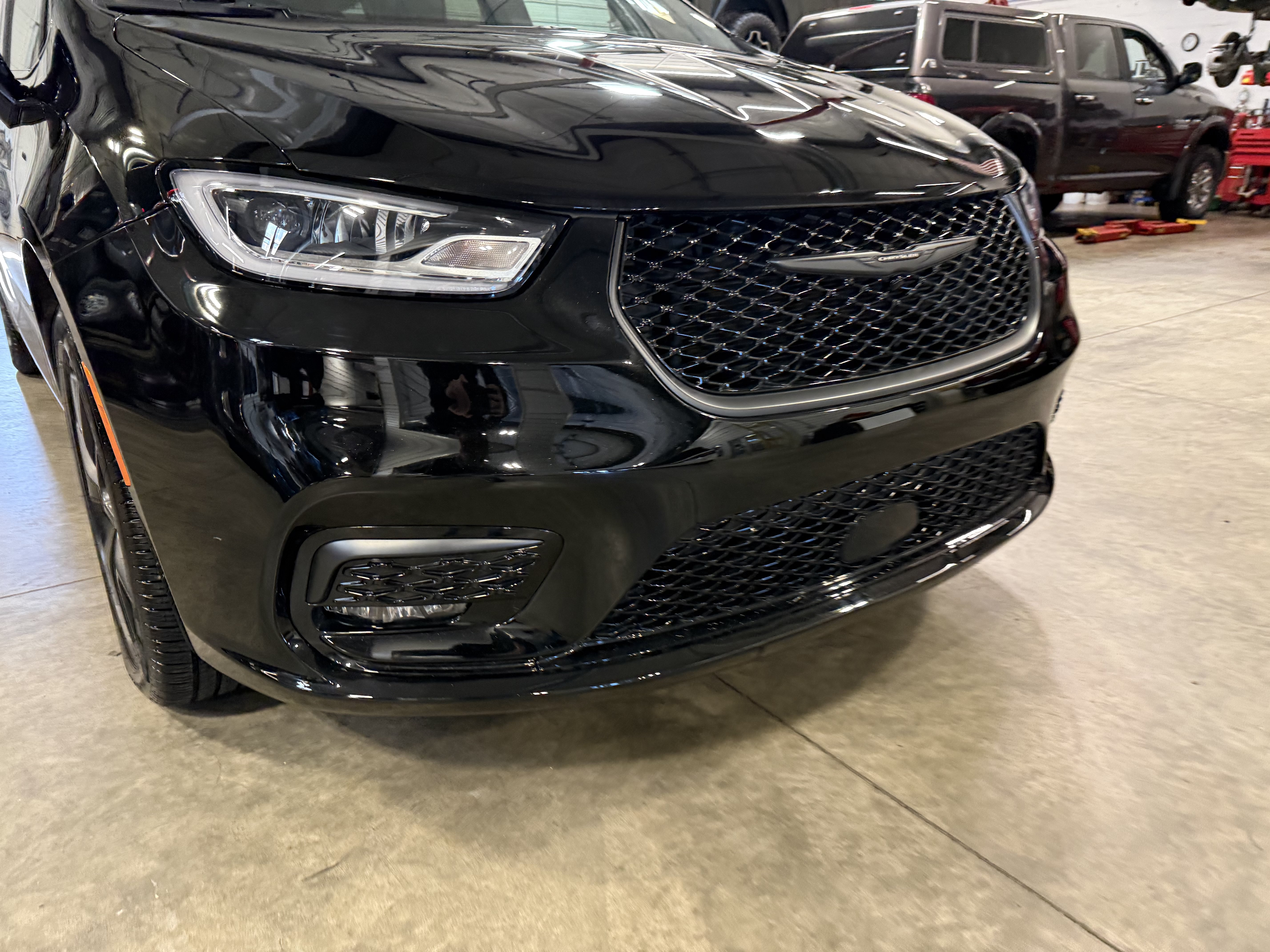 Certified 2025 Chrysler Pacifica Limited AWD/4WD image 2