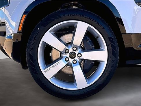 New 2026 Land Rover Defender 110 X-Dynamic SE image 12