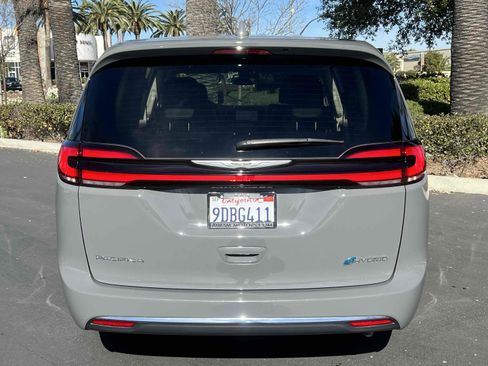 Used 2022 Chrysler Pacifica Touring-L image 19