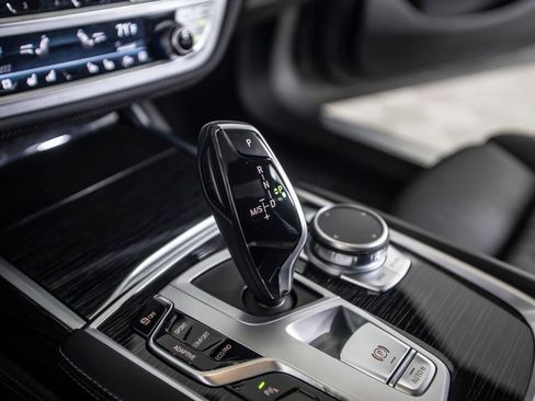 Used 2022 BMW 750i xDrive w/ M Sport Package image 32