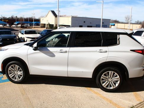 Used 2023 Mitsubishi Outlander ES image 10