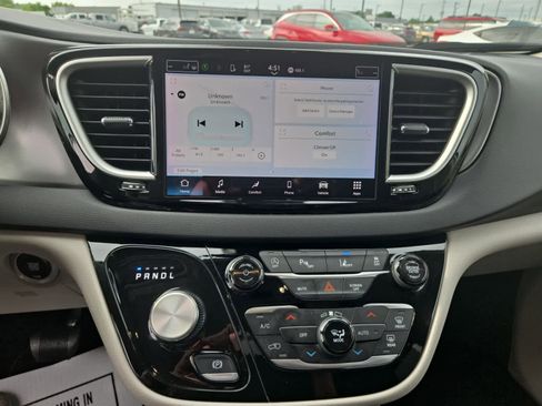 Used 2024 Chrysler Pacifica Touring-L FWD image 16