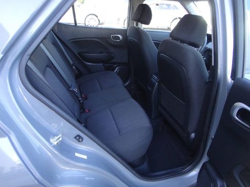 Used 2023 Hyundai Venue SE FWD image 12