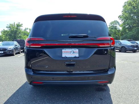 Certified 2025 Chrysler Pacifica Limited FWD image 22