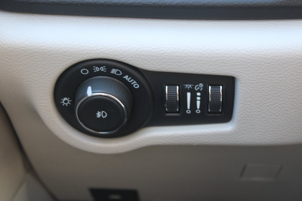 Used 2024 Chrysler Pacifica Touring-L FWD image 30