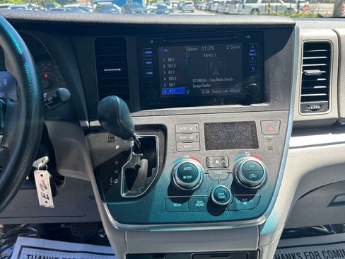 Used 2015 Toyota Sienna LE FWD image 17