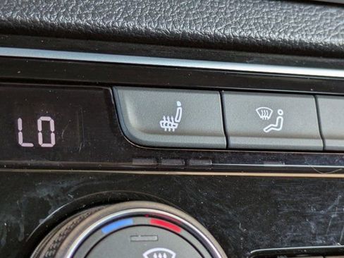 Used 2022 Volkswagen Atlas Cross Sport SE image 29