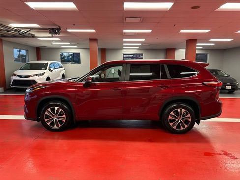 Used 2023 Toyota Highlander XLE AWD/4WD image 6