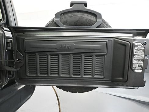 Used 2018 Jeep Wrangler Unlimited Sahara image 41