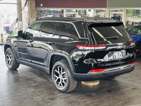 Used 2025 Jeep Grand Cherokee Limited AWD/4WD image 14