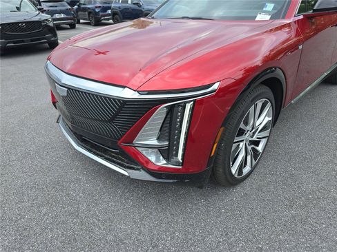 Used 2025 Cadillac Lyriq Luxury w/ LPO, Floor Liner Package AWD/4WD image 9