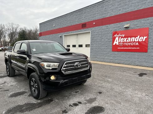 Used 2017 Toyota Tacoma TRD Off-Road image 1
