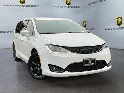 Used 2020 Chrysler Pacifica Touring w/ S Appearance Package image 3