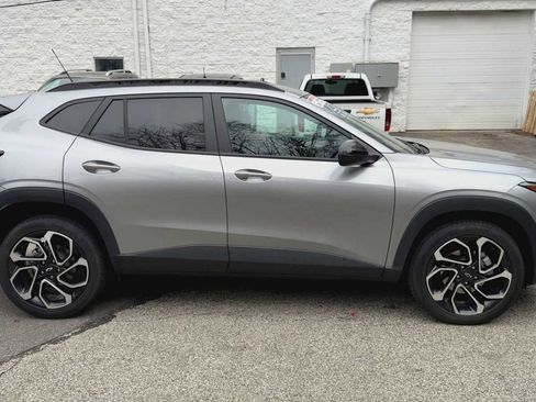 Certified 2025 Chevrolet Trax RS w/ Driver Confidence Package FWD image 9