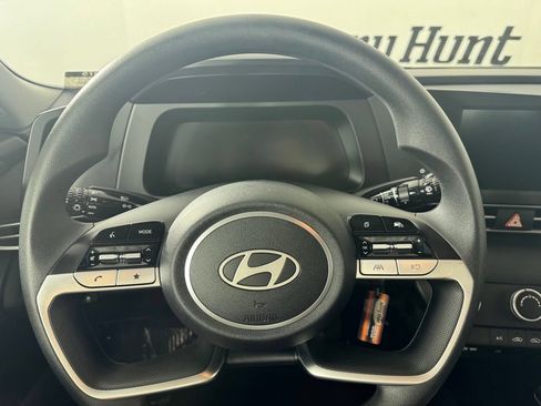 Used 2025 Hyundai Elantra SE FWD image 14