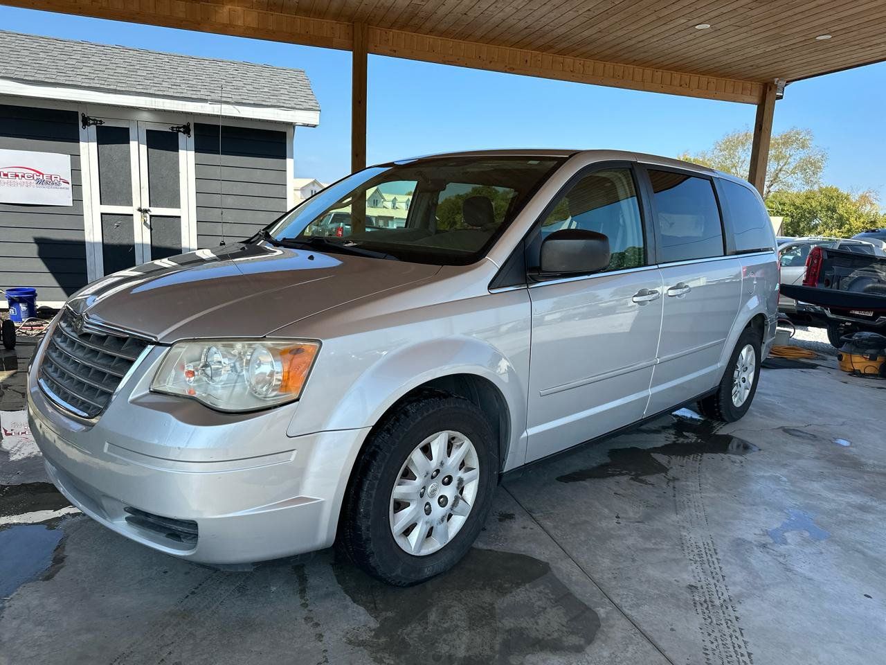 Used 2009 Chrysler Town & Country LX w/ PWR Convenience Group FWD image 2