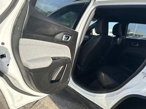 Certified 2024 Jeep Compass Latitude image 11