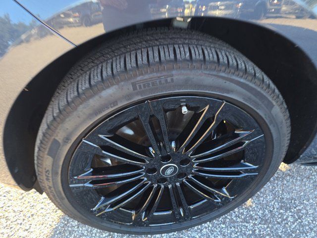 Used 2025 Land Rover Range Rover SE AWD/4WD image 6