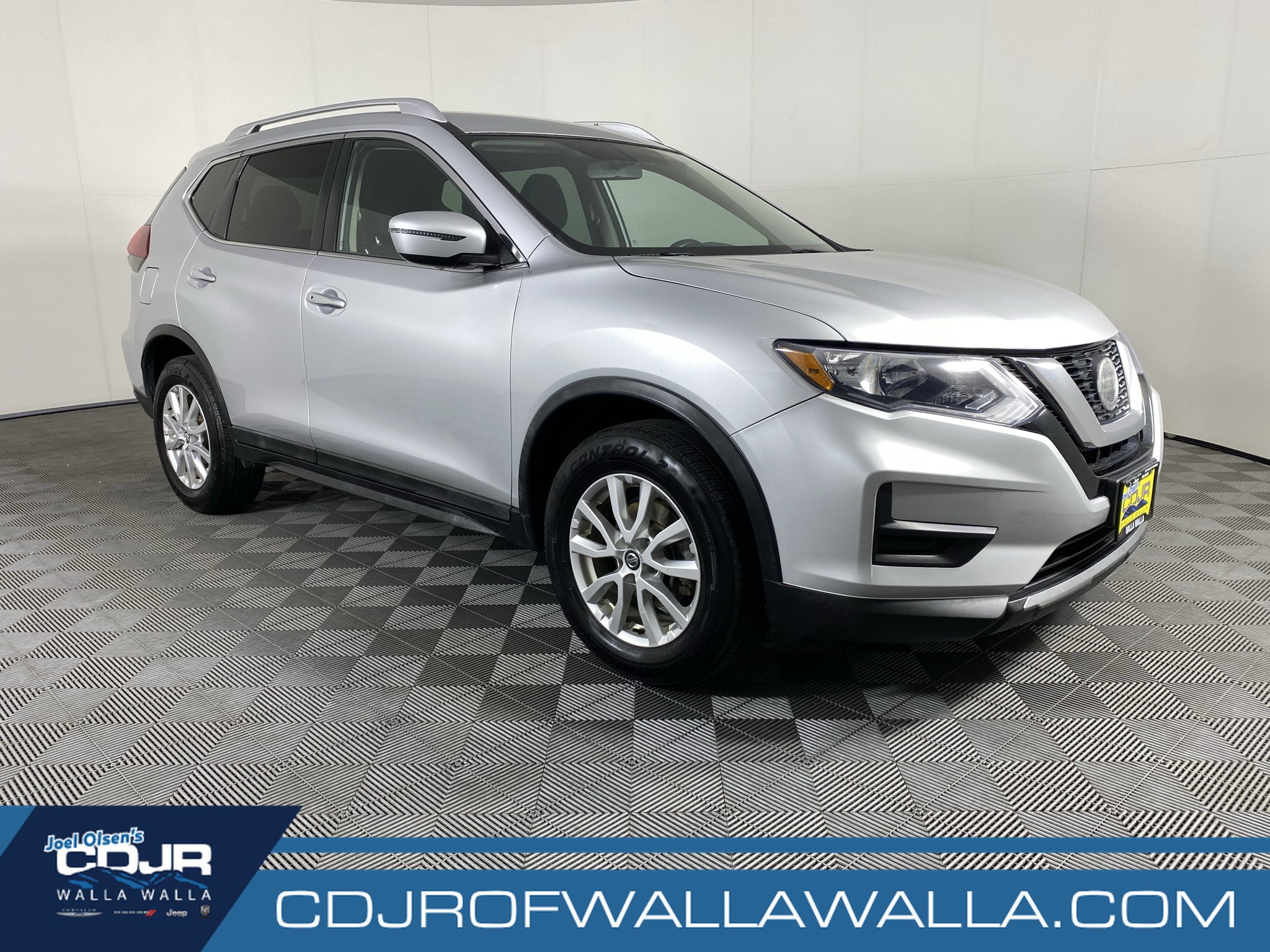 Used 2018 Nissan Rogue SV AWD/4WD image 1