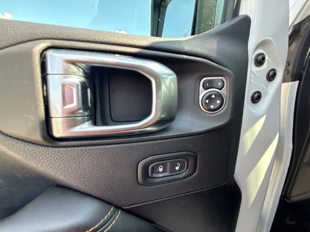 Used 2025 Jeep Wrangler Unlimited Sahara AWD/4WD image 16