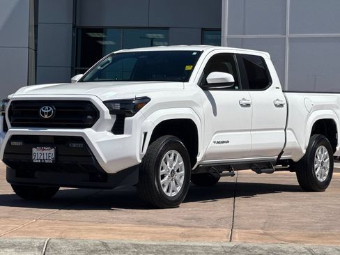 Used 2025 Toyota Tacoma SR5 AWD/4WD image 8