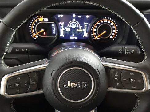 Used 2025 Jeep Wrangler Unlimited Sahara AWD/4WD image 20