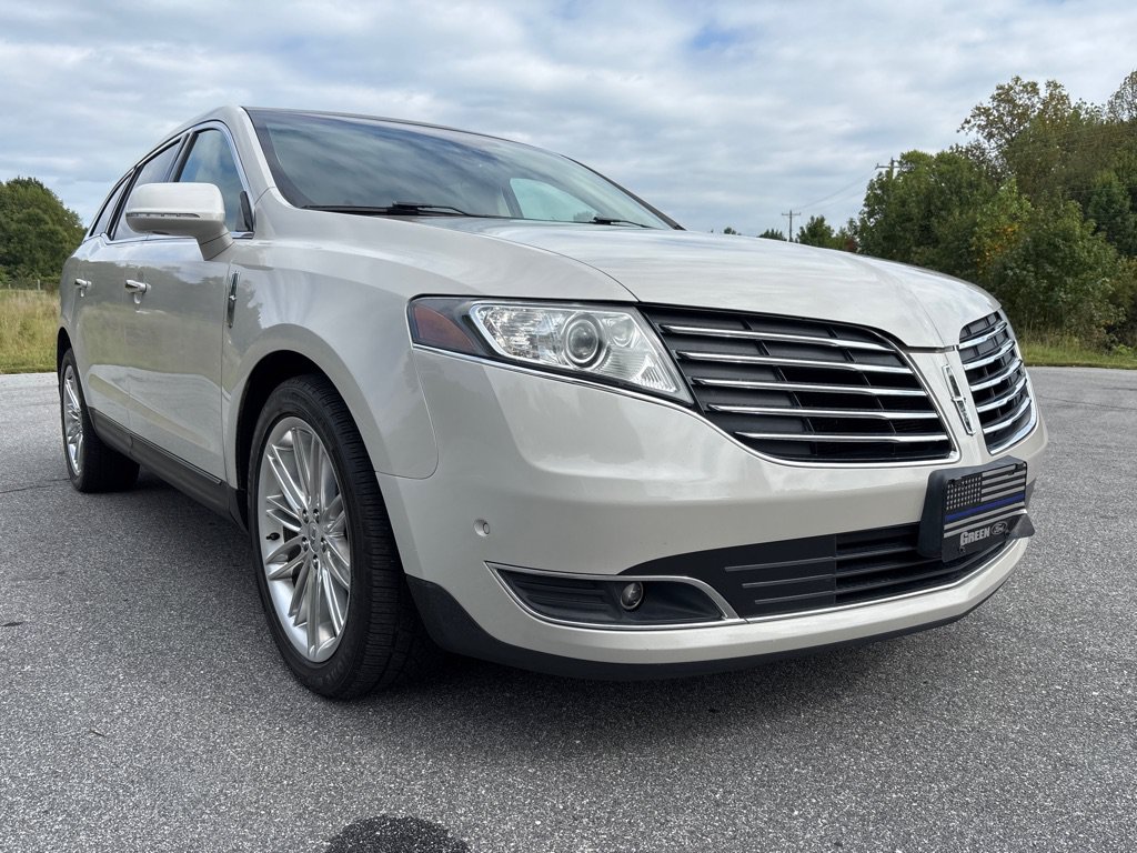 Used 2019 Lincoln MKT AWD image 7