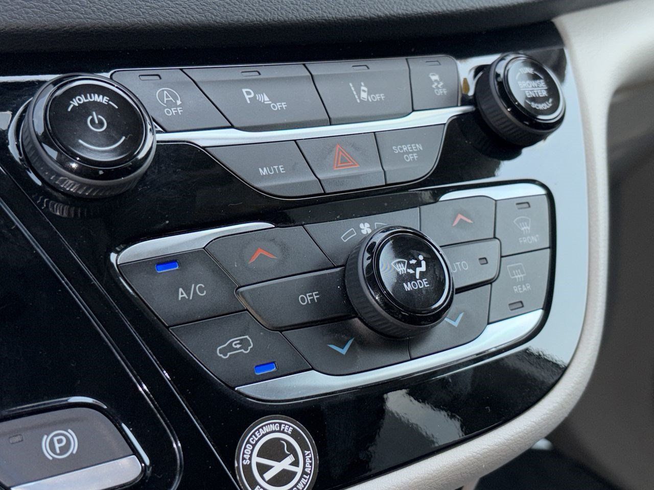Used 2024 Chrysler Pacifica Touring-L FWD image 5