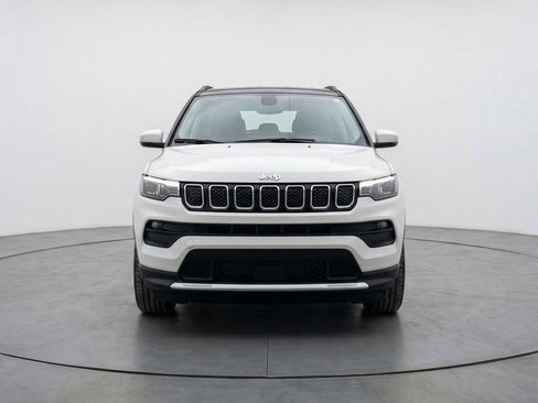 Used 2025 Jeep Compass Latitude image 2