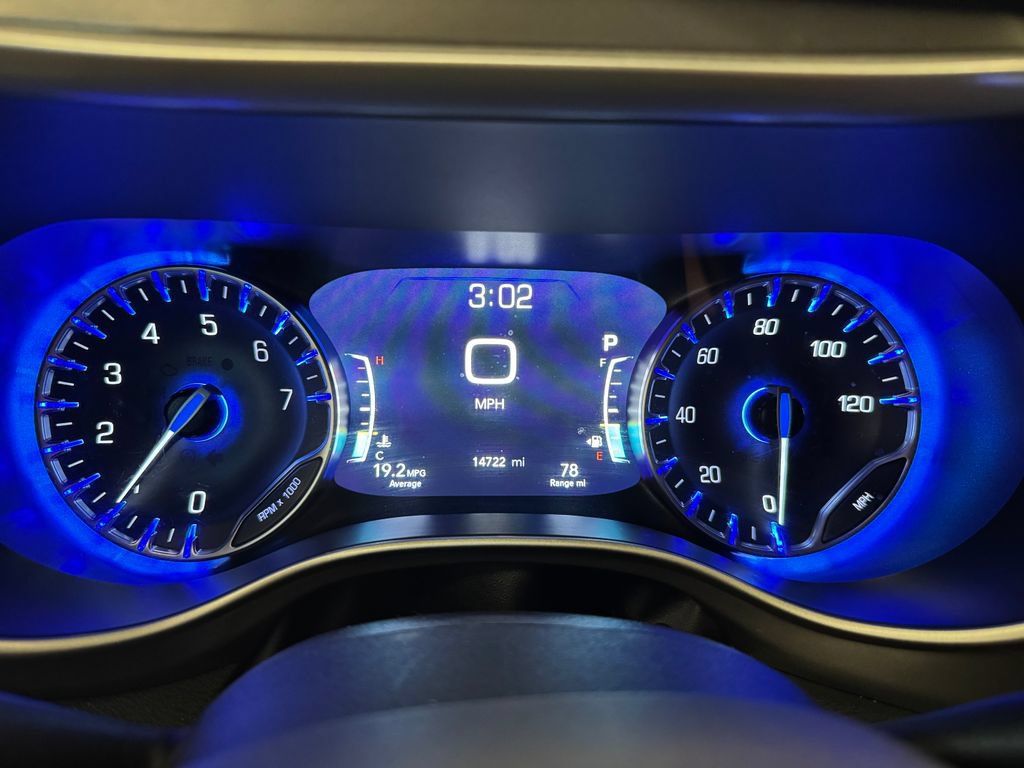 Used 2025 Chrysler Pacifica Select FWD image 10