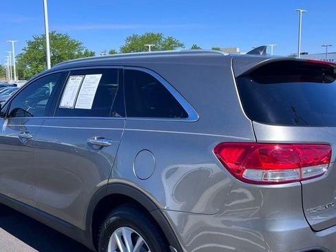 Used 2018 Kia Sorento FWD image 4