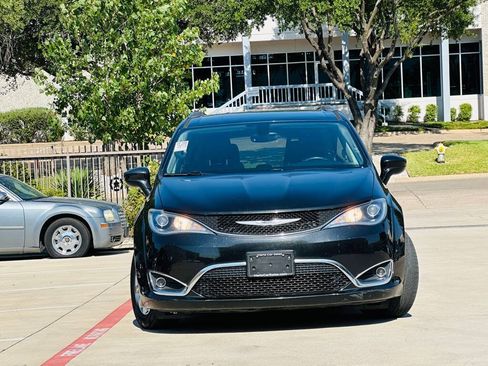 Used 2019 Chrysler Pacifica Touring-L FWD image 2