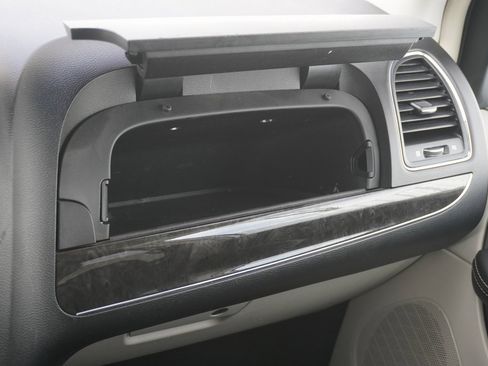 Used 2014 Chrysler Town & Country Touring-L w/ Driver Convenience Group image 31