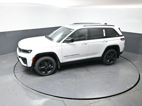 New 2026 Jeep Grand Cherokee Limited w/ Limited Altitude Package AWD/4WD image 32