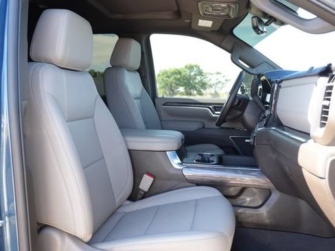 Used 2025 Chevrolet Silverado 3500 LTZ w/ LTZ Convenience Package AWD/4WD image 17