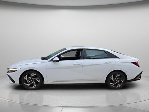 Used 2024 Hyundai Elantra Limited FWD image 3