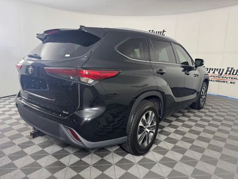 Used 2022 Toyota Highlander XLE FWD image 6
