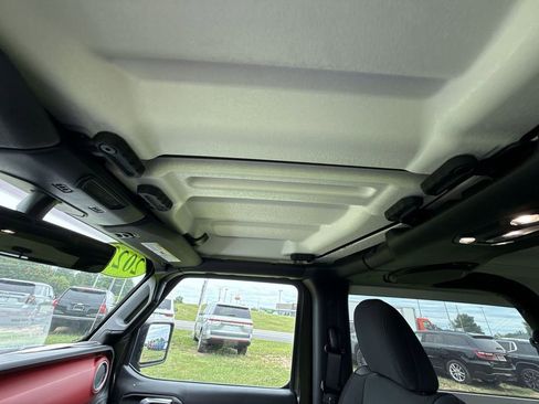 Used 2022 Jeep Wrangler Rubicon AWD/4WD image 32