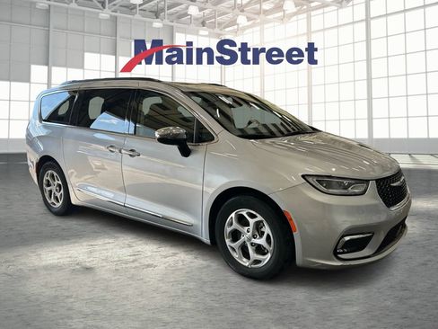 Used 2023 Chrysler Pacifica Limited FWD image 7