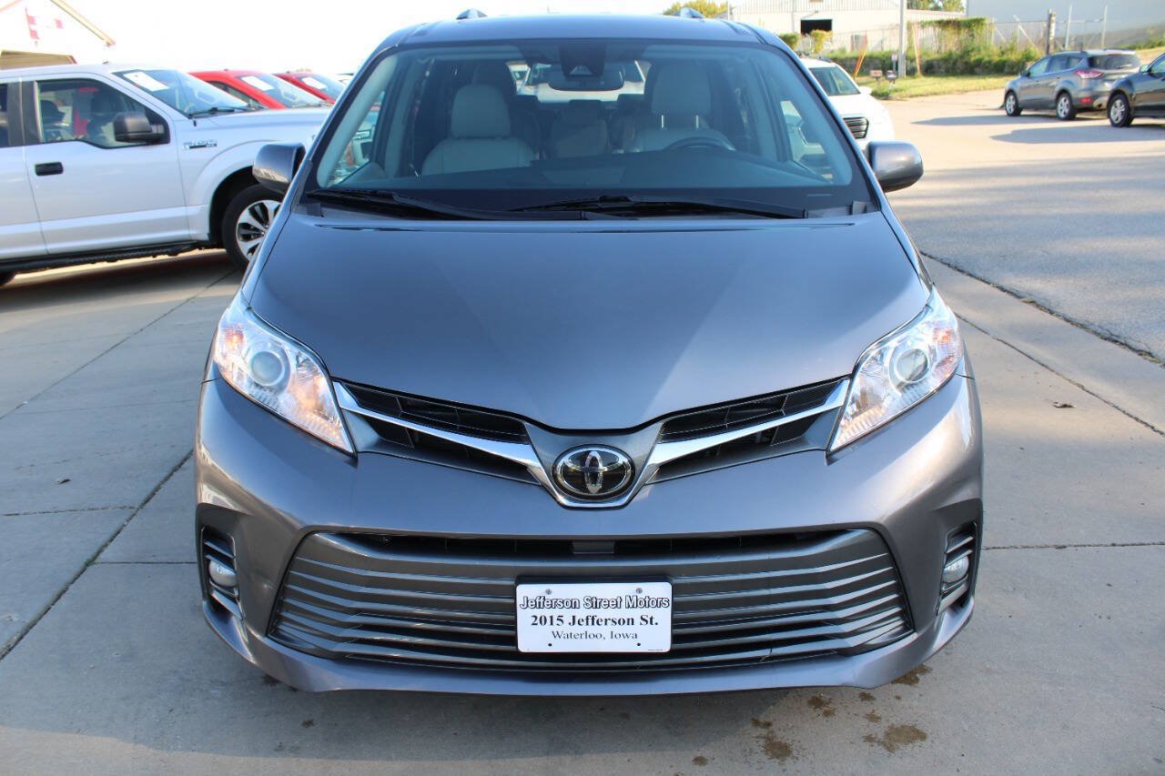 Used 2020 Toyota Sienna XLE FWD image 2