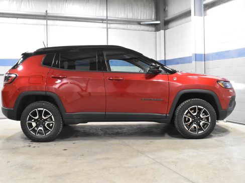 Used 2025 Jeep Compass Trailhawk AWD/4WD image 29